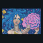 Sirena pequeña, arte de fantasía subacuático, azul<br><div class="desc">Obra de arte de ensueño titulada "Escuchando el mar". Pequeña sirena de pelo azul ondulado escuchando la enorme concha rosa del mar. Montón de peces amarillos flotando a su alrededor. Aguas azules profundas con burbujas rosas como fondo. Un regalo encantador para un chica. Arte de fantasía, pintura, acrílico en papel,...</div>