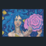 Sirena pequeña, arte de fantasía subacuático, azul<br><div class="desc">Obra de arte de ensueño titulada "Escuchando el mar". Pequeña sirena de pelo azul ondulado escuchando la enorme concha rosa del mar. Montón de peces amarillos flotando a su alrededor. Aguas azules profundas con burbujas rosas como fondo. Un regalo encantador para un chica. Arte de fantasía, pintura, acrílico en papel,...</div>
