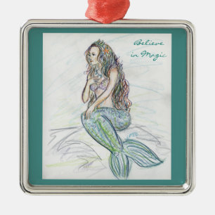 Sirena pequeña en los adornos navideños del arte