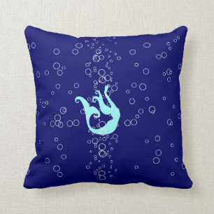 sirena verde azulada en la almohada azul