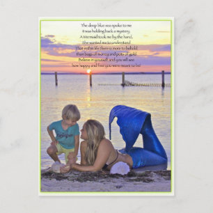 Sirena y niño en la postal de la playa
