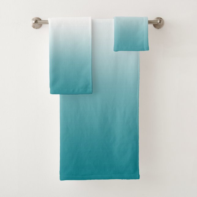 Sistema azul verde azulado de la toalla de baño (In situ)