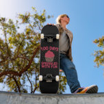 Skateboard 100 días salpicados con Chica de la escuela de pas<br><div class="desc">100 Días Esparcidos Con Torta Divertida 100 Días De Camiseta Chica Escolar</div>