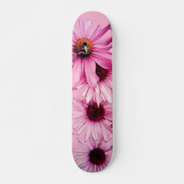 Skateboard Abeja, con flores rosadas
