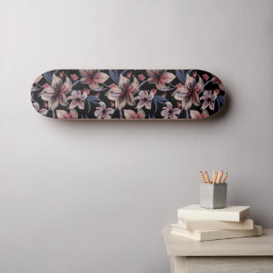 Skateboard Acuarelas Crimson Floral sobre negro
