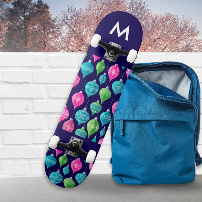 Skateboard Adornos Navideños Coloridos con Monograma (A monogrammed skateboard with festive pattern of green, pink and blue Christmas ornaments)