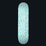 Skateboard Aguamarina blanca náutica del modelo del arrecife<br><div class="desc">Este océano bonito/playa-inspirado repitiendo el monopatín náutico del modelo parece un arrecife de coral complejo-tejido en blanco en azul de la aguamarina/verde del seafoam. El modelo elegante del arrecife de coral se hace en una mirada de la plantilla. Este diseño simple, moderno es perfecto para un tema costero/de la playa....</div>
