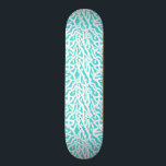 Skateboard Aguamarina blanca náutica del modelo del arrecife<br><div class="desc">Este océano bonito/playa-inspirado repitiendo el monopatín náutico del modelo parece un arrecife de coral complejo-tejido en blanco en azul de la aguamarina/verde del seafoam. El modelo elegante del arrecife de coral se hace en una mirada de la plantilla. Este diseño simple, moderno es perfecto para un tema costero/de la playa....</div>