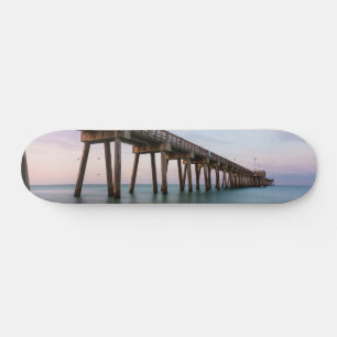 Skateboard Aguas cristalinas en el muelle de Panama City Beac