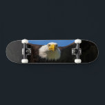 Skateboard Águila calva pasa volando cerca<br><div class="desc">Águila calva pasa volando de cerca</div>