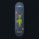 Skateboard Alienígena espacial con Saucer volador personaliza<br><div class="desc">Crear un regalo personalizado fuera de este mundo. Esta cubierta de skateboard incluye ilustraciones de un alienígena del espacio verde limón,  un ufo o platillo volador,  estrellas,  una luna y planetas y está lista para ser personalizada con un nombre.</div>