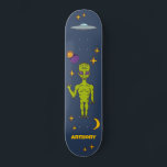Skateboard Alienígena espacial con Saucer volador personaliza<br><div class="desc">Crear un regalo personalizado fuera de este mundo. Esta cubierta de skateboard incluye ilustraciones de un alienígena del espacio verde limón,  un ufo o platillo volador,  estrellas,  una luna y planetas y está lista para ser personalizada con un nombre.</div>