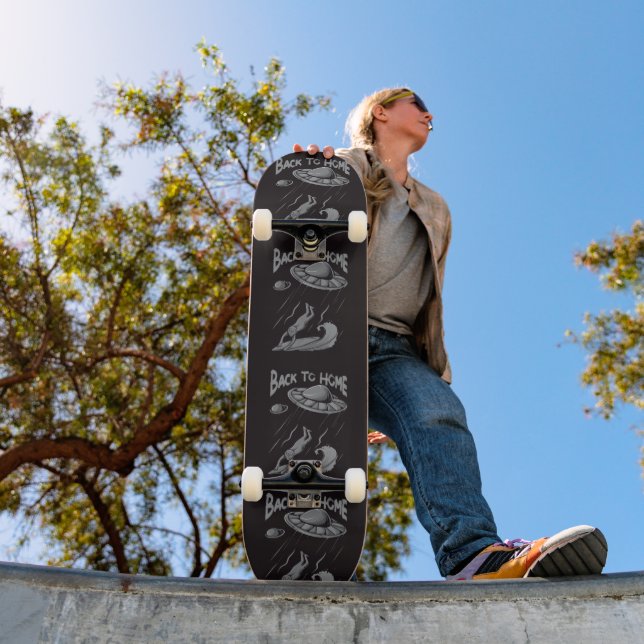 Skateboard alienígena ufo navegando en ilustracion con vuelta (Exterior 1)
