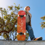 Skateboard Aloha moda fresca tipografía naranja amarillo piña<br><div class="desc">"Aloha". Traiga un poco de las islas hawaianas a las calles de su ciudad cada vez que utilice esta moda, llamativa, elegante y moderna skateboard con tipografía de escritura crujiente, escrita a mano blanca sobre un estampado gráfico angustiado, de piña en un intenso color amarillo y naranja. Hace una declaración...</div>