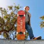 Skateboard Aloha moda fresca tipografía naranja amarillo piña<br><div class="desc">"Aloha". Traiga un poco de las islas hawaianas a las calles de su ciudad cada vez que utilice esta moda, llamativa, elegante y moderna skateboard con tipografía de escritura crujiente, escrita a mano blanca sobre un estampado gráfico angustiado, de piña en un intenso color amarillo y naranja. Hace una declaración...</div>