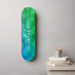 Skateboard "Aloha" tipografía fresca piña verde azul<br><div class="desc">"Aloha". Traiga un poco de las islas hawaianas a las calles de su ciudad cada vez que utilice esta moda, llamativa, elegante y moderna skateboard con tipografía de escritura crujiente, escrita a mano blanca sobre un estampado gráfico angustiado, de piña en un intenso color turquesa, azul y verde oscuro. Hace...</div>