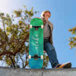 Skateboard "Aloha" tipografía fresca piña verde azul<br><div class="desc">"Aloha". Traiga un poco de las islas hawaianas a las calles de su ciudad cada vez que utilice esta moda, llamativa, elegante y moderna skateboard con tipografía de escritura crujiente, escrita a mano blanca sobre un estampado gráfico angustiado, de piña en un intenso color turquesa, azul y verde oscuro. Hace...</div>