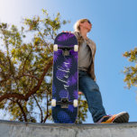Skateboard Aloha, tipografía fresca, pineapple azul púrpura<br><div class="desc">"Aloha". Traiga un poco de las islas hawaianas a las calles de su ciudad cada vez que utilice esta moda, llamativa, elegante y moderna skateboard con tipografía de escritura crujiente, manuscrita blanca sobre un estampado gráfico angustiado, color azul morado oscuro piña sobre un fondo negro. Hace una declaración divertida y...</div>
