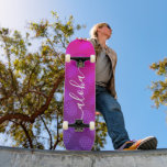 Skateboard Aloha, tipografía fresca púrpura piña rosada<br><div class="desc">"Aloha". Traiga un poco de las islas hawaianas a las calles de su ciudad cada vez que utilice esta moda, llamativa, elegante y moderna skateboard con tipografía de escritura crujiente, escrita a mano blanca sobre un patrón gráfico, piña en un intenso color morado y rosa caliente. Hace una declaración divertida...</div>