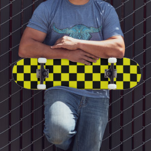 Skateboard Amarillo Sólido con Estilo de Cuadrado Negro