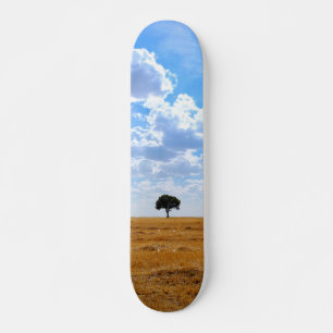 Skateboard Árbol en un campo de trigo cosechado