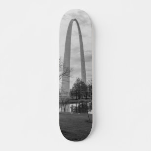 Skateboard Arco del parque en escala de grises