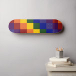 Skateboard Arcoiris bajo control<br><div class="desc">Celebra tu Orgullo, apoyo o amor al color con este fresco patrón de arco iris a cuadros. Cada fila de cuadrados de color arcoiris cambia un cuadrado a la derecha para crear un colorido patrón a cuadros. Los cuadrados de rojo, naranja, amarillo, verde, azul, añil y violeta forman una secuencia...</div>