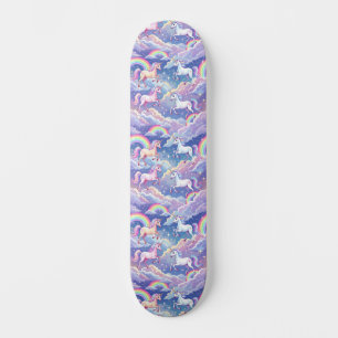 Skateboard Arcoíris brillante y unicornios en nubes