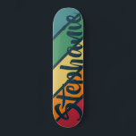 Skateboard Arcoiris de patrón de rayas retro con nombre de gr<br><div class="desc">Un arco iris retro con colores inspirados de los años 70 y un patrón mínimo. Se pueden cambiar los colores verde,  azul,  amarillo,  naranja y rojo. Las grandes rayas que corren diagonal lo convierten en un aspecto atrevido pero mínimo para su tablero.</div>