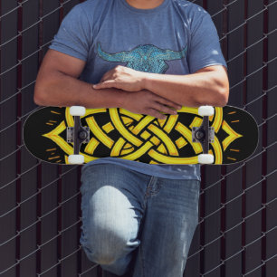 Skateboard Armonía Infinita: Arte del Símbolo Céltico del Man