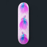 Skateboard Artsy Girly Neon Pescado Betta Pintado Azul Rosa<br><div class="desc">Este diseño artístico y onírico es perfecto para una mujer contemporánea y de moda. Muestra un patrón acrílico pintado a mano de pez betta rosa y azul neón con una cola preciosa que fluye sobre un fondo rosa y ruidoso. Es una gran pieza para cualquier amante de los animales, hembra...</div>