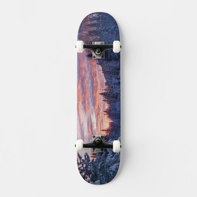 Skateboard Atardecer vívido pinta el cielo sobre invernal (Anverso)