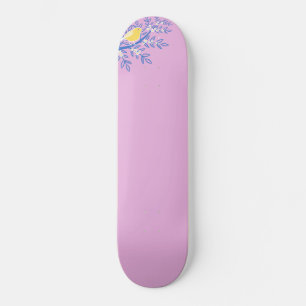 Skateboard Ave amarilla ilustrada en un fondo rosado