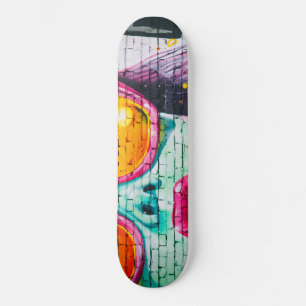 Skateboard azul con cara llena de corazón