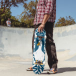 Skateboard Azul Ilustracion de pato blanco personalizado<br><div class="desc">Agregue un nombre o un texto propio de su personalizado para crear una tabla de patinaje personalizada. Esta patineta presenta un ilustracion realista de un pato blanco con billete naranja y pies contra un fondo azul marino acentuado por plumas blancas.</div>