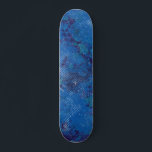 Skateboard Azul urbano retro moderno<br><div class="desc">El diseño moderno,  único en blanco y azul urbano,  te hará sentir como en los años 180. Esta elegante cubierta es perfecta para los amantes del patinaje al aire libre que deseen practicar surf en la acera.</div>