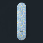 Skateboard Azul y nombre de la flor de Chamomile o texto<br><div class="desc">Destacar con este singular skateboard de huella azul de flores de camomila. Completa con tu nombre o texto.</div>