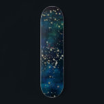 Skateboard Azul y oro bajo el cielo nocturno de las estrellas<br><div class="desc">Azul y Relieve metalizado dorado bajo el telón de fondo celestial del cielo nocturno de las estrellas.</div>