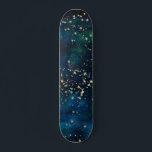 Skateboard Azul y oro bajo el cielo nocturno de las estrellas<br><div class="desc">Azul y Relieve metalizado dorado bajo el telón de fondo celestial del cielo nocturno de las estrellas.</div>