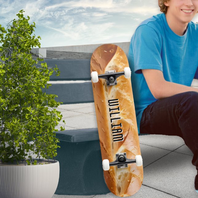 Skateboard Baguette Personalizado de imágenes de palo de pan  (A skateboard made to look like a baguette, personalized with a name)