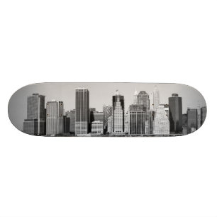 Skateboard baje el horizonte de Manhattan, New York City