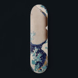 Skateboard Bajo la Gran Ola de Kanagawa<br><div class="desc">Hokusai: Kanagawa Oki Nami Ura,  aproximadamente 1832 La imprenta japonesa vintage muestra una enorme ola cayendo sobre los barcos con vistas al Monte Fuji al fondo.</div>