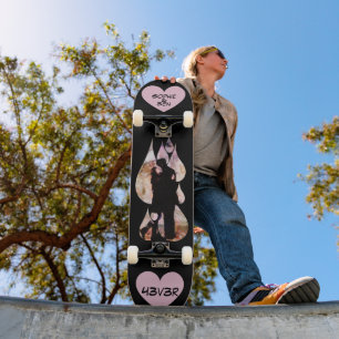 Skateboard Bajo la sombrilla: Pareja romántica besándose en l