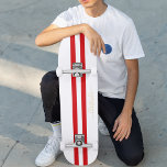 Skateboard Bandas de Carreras blanca rojas clásicas de monogr<br><div class="desc">Crea tus propias rayas de carreras personalizado, personalizadas, clásicas, rojas y blancas, genial, elegante y elegante escritura de tipografía de faux de oro, la mejor competencia de arce de roca dura en forma de cubierta de patinaje. Para el personalizar, simplemente escriba su nombre / monograma / iniciales. Mientras agrega /...</div>