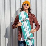 Skateboard Bandas modernas de Carreras blanca Verde azulada G<br><div class="desc">Crea tu propio personalizado, personalizado, moderno, fresco, elegante, turquesa, verde azulado y blanco de carreras, elegante y elegante escritura tipográfica, la mejor competencia de arce de roca dura en forma de cubierta de patinaje. Para el personalizar, simplemente escriba su nombre / monograma / iniciales. Mientras agrega / diseño, podrá ver...</div>