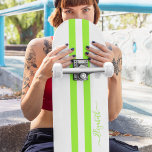 Skateboard Bandas modernas de Carreras blanca verde Guay Mono<br><div class="desc">Crea tu propio personalizado, rayas de carreras personalizadas, modernas, frescas, elegantes, brillantes, verdes y blancas, elegante y elegante escritura tipográfica, mejor competencia de arce de roca dura en forma de cubierta de patinaje. Para el personalizar, simplemente escriba su nombre / monograma / iniciales. Mientras agrega / diseño, podrá ver una...</div>