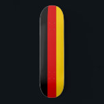 Skateboard Bandera alemana (Alemania)<br><div class="desc">Este diseño presenta la bandera nacional de Alemania (conocida oficialmente como la República Federal de Alemania). El nombre alemán del país es Deutschland. Alemania se encuentra donde se encuentran las regiones de Europa Central y Occidental, entre el Mar Báltico y el Mar del Norte al norte y los Alpes al...</div>