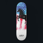 Skateboard *~* Bandera azul blanca roja de CABALLO COSMIC<br><div class="desc">*Enérgicamente mejorado / imprime silueta COSMIC HORSE en la bandera de Estados Unidos * Bandera Patriótica Americana con silueta COSMIC HORSE . ... Este diseño presenta la bandera estadounidense de los Estados Unidos, también conocida como "Vieja Gloria" y "Estrellas". El diseño de la bandera acuarela americana incluye los colores azul...</div>