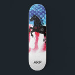 Skateboard *~* Bandera azul blanca roja de CABALLO COSMIC<br><div class="desc">*Enérgicamente mejorado / imprime silueta COSMIC HORSE en la bandera de Estados Unidos * Bandera Patriótica Americana con silueta COSMIC HORSE . ... Este diseño presenta la bandera estadounidense de los Estados Unidos, también conocida como "Vieja Gloria" y "Estrellas". El diseño de la bandera acuarela americana incluye los colores azul...</div>