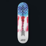 Skateboard *~* Bandera azul blanca roja de la FLECHA militar<br><div class="desc">*Refuerzo energético / imbuye silueta ARROW en la bandera de los Estados Unidos * Bandera Patriótica Americana con silueta q ARROW . ... Este diseño presenta la bandera estadounidense de los Estados Unidos, también conocida como "Vieja Gloria" y "Estrellas". El diseño de la bandera acuarela americana incluye los colores azul...</div>
